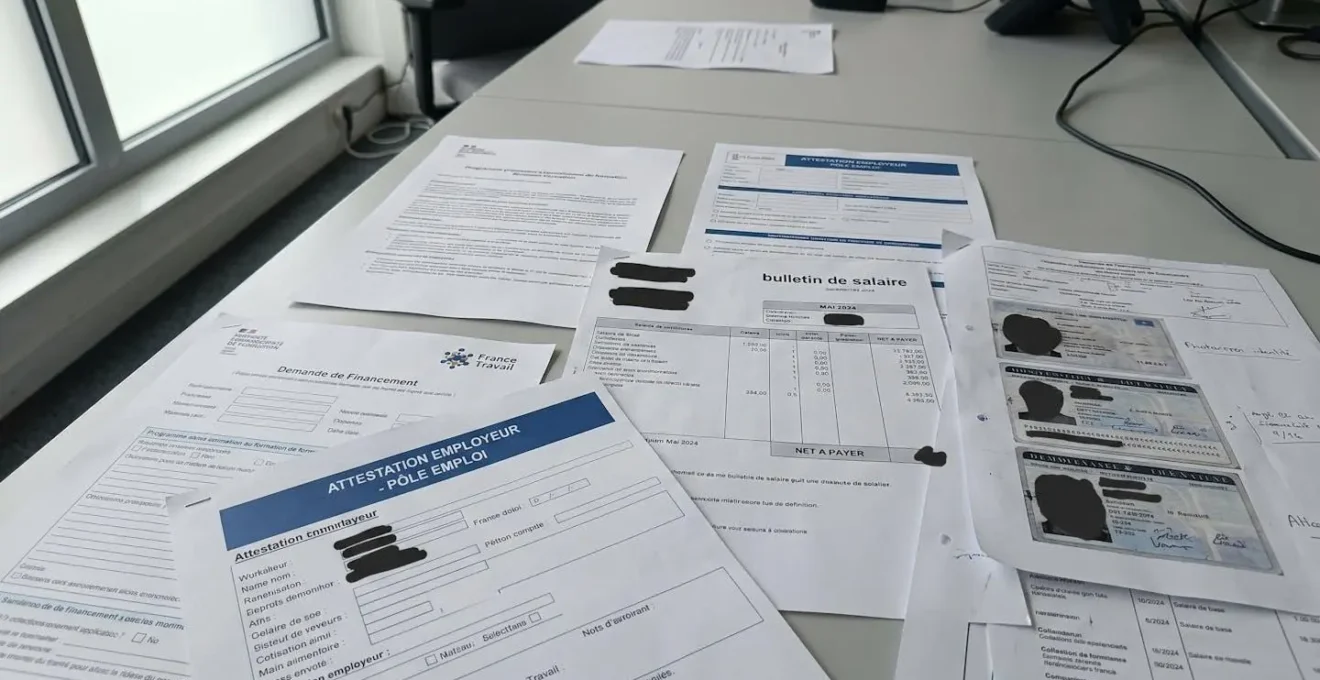 Gros plan sur des mains d'adulte remplissant un formulaire sur une tablette numérique, stylet visible, arrière-plan flouté, focus net sur la zone de signature